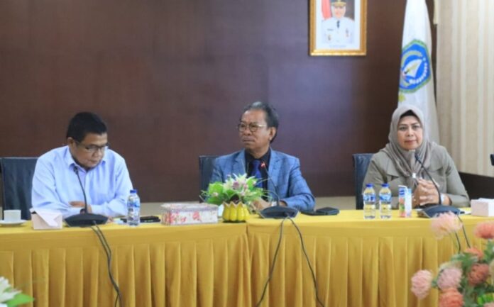 Keterangan Foto : Sekretaris Komisi IV DPRD Kepri Wirya Silalahi,Ketua DPRD Kepri Jumaga Nadeak saat Rapat Komisi 4 dengan Dinas Pendidikan Provinsi membahas PPDB
