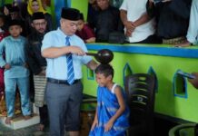 Bupati lingga M Nizar Menghadiri tradisi Mandi Safar di Mesjid Al-Hidayah Desa Resun