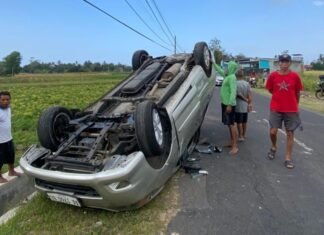 Hindari Pesepeda, Sebuah Mobil Terbalik