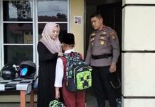 Kapolres Lingga Tunjukkan Kepedulian Humanis, Undur Apel Pagi agar Anggota Bisa Antar Anak di Hari Pertama Sekolah