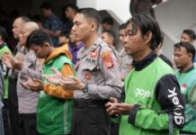 Ratusan Ojol Gelar Sholat Ghaib di Polda DIY untuk Affan Kurniawan