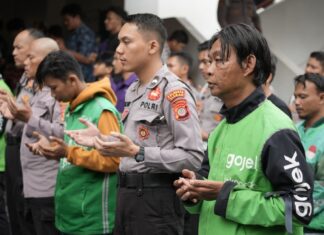 Ratusan Ojol Gelar Sholat Ghaib di Polda DIY untuk Affan Kurniawan