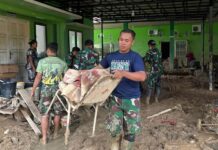 TNI Bersihkan Puskesmas Terdampak Banjir di Aceh Tamiang