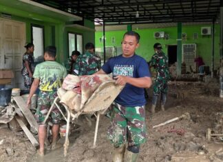 TNI Bersihkan Puskesmas Terdampak Banjir di Aceh Tamiang