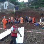 Breaking News! Enam Pekerja Tertimbun Longsor Tembok Penahan Tanah di Sumedang