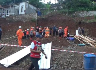 Breaking News! Enam Pekerja Tertimbun Longsor Tembok Penahan Tanah di Sumedang