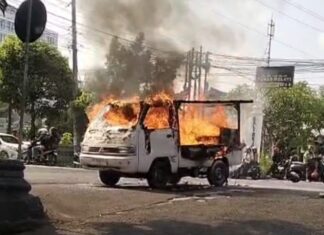 Mobil Penjual Tahu Bulat di Yogya Terbakar