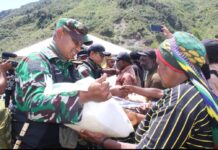 TNI-Polri Kawal Penyaluran Bantuan Pengungsi Kampung Kembru di Puncak Jaya