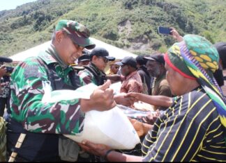 TNI-Polri Kawal Penyaluran Bantuan Pengungsi Kampung Kembru di Puncak Jaya