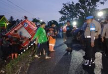 Mobil Damkar Bantul Nyungsep ke Sawah Saat Menuju Lokasi Kebakaran
